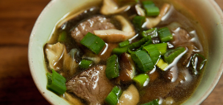 Suppe mit Rind und Shiitake