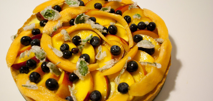 Pfirsichtarte mit kandierten Kräutern