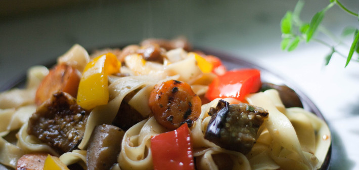 Gegrilltes Gemüse auf Fettuccine