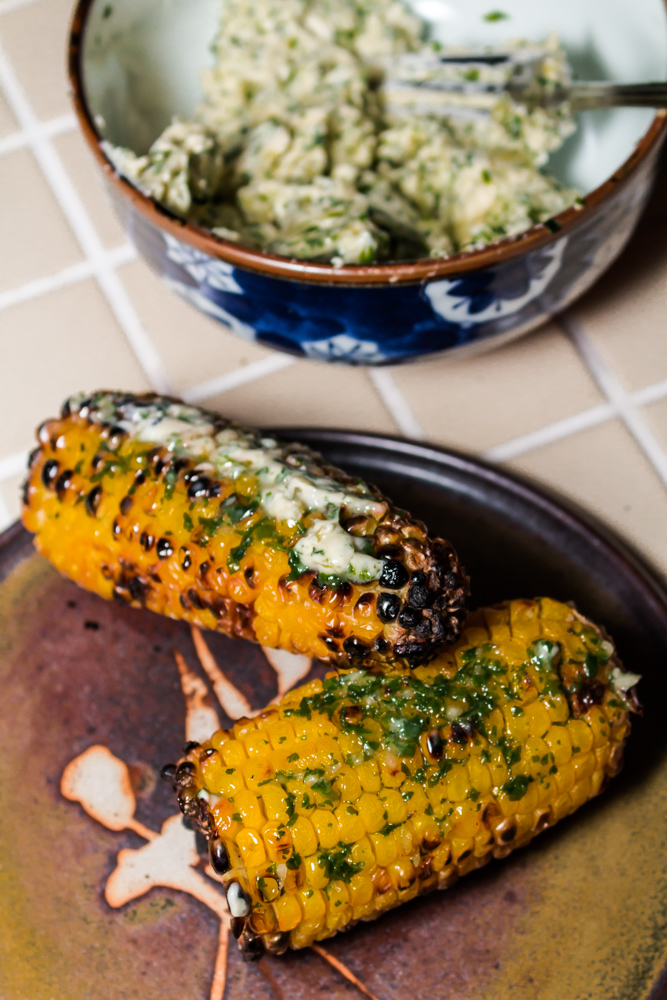 Mais vom Grill mit Knoblauch-Kräuter-Butter