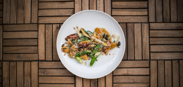 Gnocchi an Spargel und jungem Salat