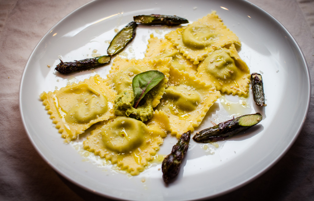 Ravioli mit Spargelpesto Olivenöl und Sesam