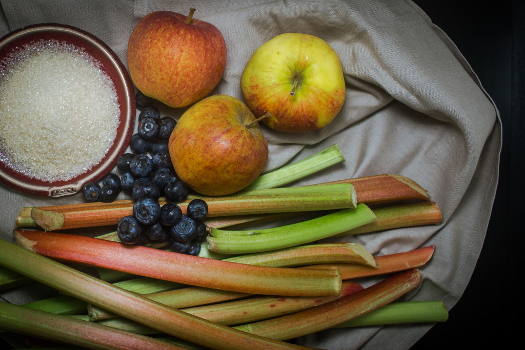 Äpfel Rhabarber Blaubeeren Zucker