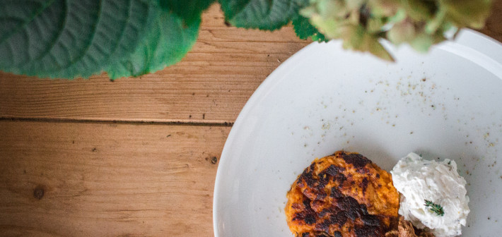 Süßkartoffelrösti an Pfifferlingen und Thymian-Ziegenkäsemousse
