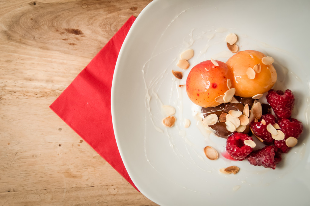 Aprikosen und Himbeeren