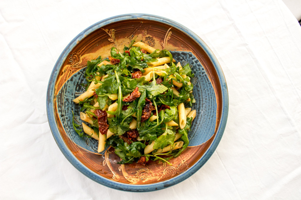 Pastasalat mit getrockneten Tomaten und Rucola