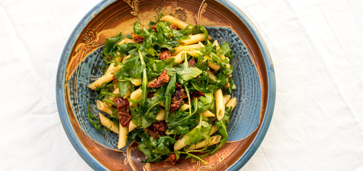 Sommerlicher Pastasalat mit Rucola und getrockneten Tomaten