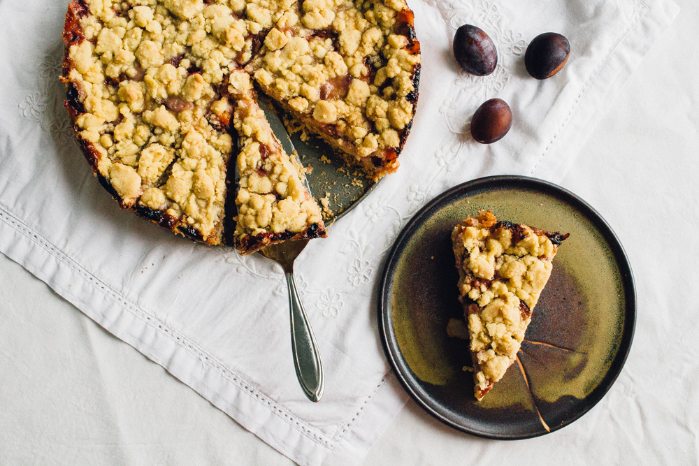 Käsekuchen mit Zwetschgen und Streuseln