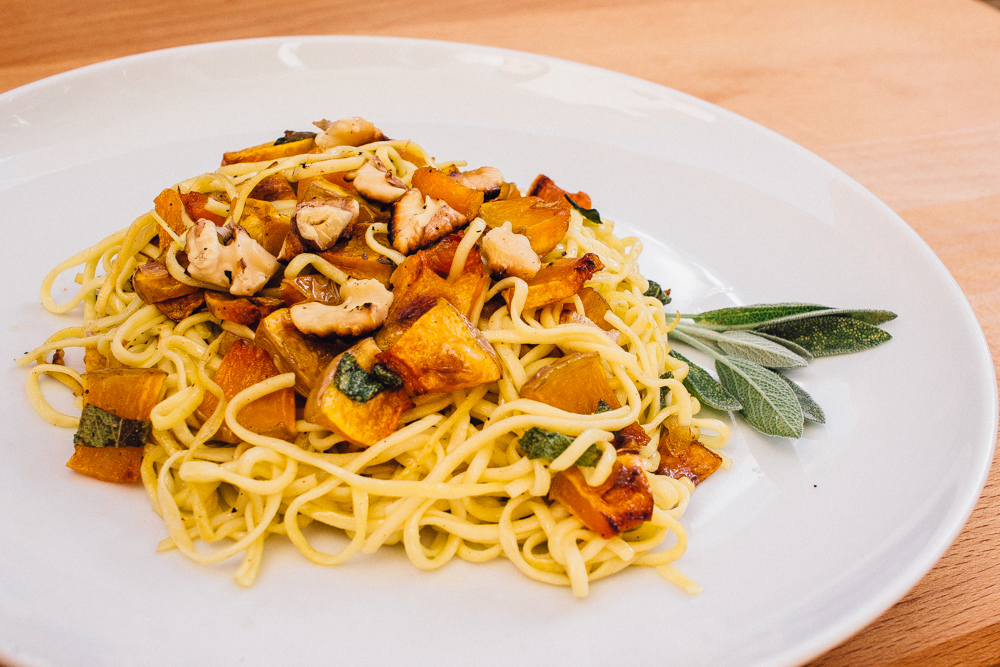 Spaghetti Butternusskürbis Salbei Walnüsse