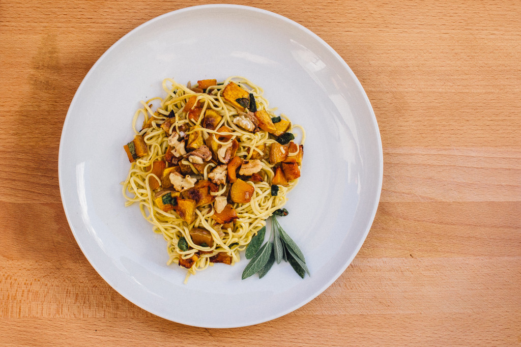 Spaghetti Butternusskürbis Salbei Walnüsse