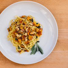 Spaghettini mit Butternusskürbis, Salbei und gerösteten Walnüssen