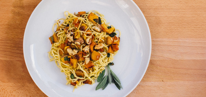 Spaghettini mit Butternusskürbis, Salbei und gerösteten Walnüssen